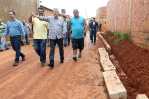 Com o término da colocação do asfalto, via no Trecho 1 recebe meios-fios. Governador Rodrigo Rollemberg vistoriou o local neste sábado (18)