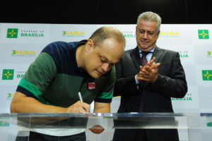 O representante dos professores empossados, Wandell Saulo da Silva, e o governador Rodrigo Rollemberg.