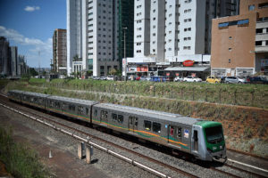 Trem do Metrô-DF passa por Águas Claras