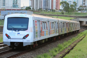 Trem do Metrô-DF com adesivos que ilustram os 17 objetivos de desenvolvimento sustentável da ONU.