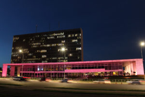 Iluminação especial no Palácio do Buriti em alusão ao Dia Internacional da Mulher.