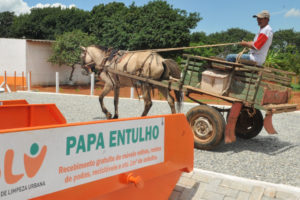 O carroceiros Joaquim Cabral, de 69 anos, foi um dos primeiros a depositar entulho no local