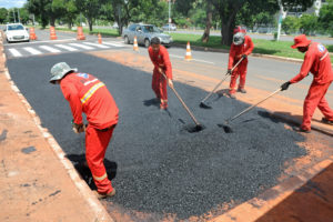 O asfalto da Avenida das Jaqueiras, entre o Cruzeiro e o Sudoeste, passa por recapeamento