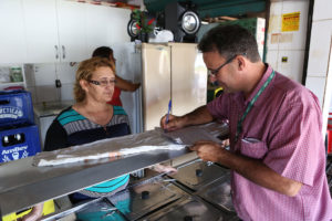 Maria Adelina, de 57 anos, recebeu nesta quinta-feira (30) recebeu a equipe de servidores que fiscalizaram o restaurante de comida nordestina que a lojista administra na feira.