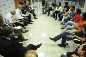 O governador Rodrigo Rollemberg em reunião com representantes do Sinpro-DF nesta terça-feira (11), no Palácio do Buriti.