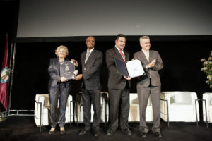 A prefeita de Madri, Manuela Carmena e o governador de Brasília, Rodrigo Rollemberg, receberam o Prêmio de Capital Ibero-americana da Paz, durante a a abertura do I Fórum Mundial sobre as Violências Urbanas e Educação para a Convivência e a Paz, nesta quarta-feira (19), na cidade de Madri, na Espanha.