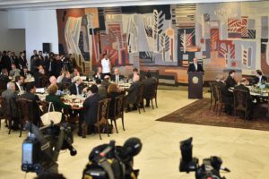 Os presidentes da República, Michel Temer, e do governo da Espanha, Mariano Rajoy, almoçaram no Palácio do Itamaraty nesta segunda-feira (24). O governador de Brasília, Rodrigo Rollemberg, participou do encontro.