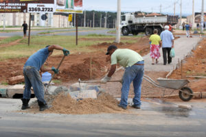 Uma calçada de 50 metros de extensão por 2 metros de largura foi construída para ligar o Paranoá Parque ao Paranoá. Última etapa da obra será concluída nesta sexta-feira (28).