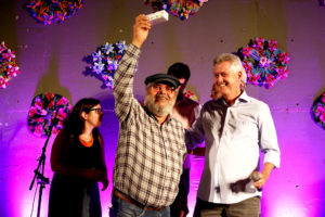 O governador Rollemberg entregou o troféu diretamente para o livreiro Ivan Presença, um dos representantes de cultura popular.