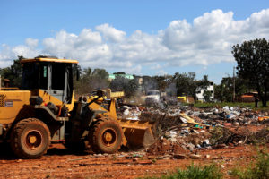 Na manhã desta segunda-feira (17), caminhões e tratores da Novacap e da Administração Regional do Plano Piloto iniciaram a retirada de lixo em área próximo ao Setor de Chácaras da Vila Planalto. A ação integra a 12ª edição do Cidades Limpas.