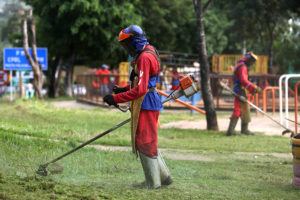 Lançada em Sobradinho II e na Fercal, a 11ª edição do programa Cidades Limpas, promove ações como roçagem, poda de árvores, limpeza e desobstrução de bocas de lobo e retirada de entulho