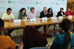 Durante entrevista coletiva, o governador Rodrigo Rollemberg anunciou acordo para reforma do Teatro Nacional e apresentou a marca dos 30 anos de Brasília como Patrimônio Cultural da Humanidade.