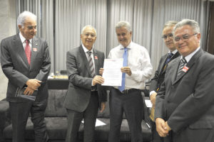 O presidente do Clube dos Pioneiros, Roosevelt Beltrão; o presidente do Sinduscon-DF, Luiz Carlos Botelho; o governador Rodrigo Rollemberg; o filho de Cláudio e representante dos pioneiros, Francisco Sant’Anna; e o jornalista Silvestre Gorgulho.