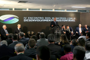 Governador de Brasília, Rodrigo Rollemberg, em encontro dos municípios com o desenvolvimento sustentável