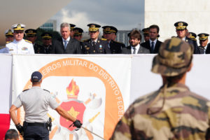 O governador Rodrigo Rollemberg prestigiou a solenidade de troca da Bandeira Nacional