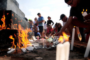 Horas antes do início da encenação da via-sacra, marcado para as 16 horas desta sexta-feira (14), fiéis começaram a chegar ao Morro da Capelinha, em Planaltina.