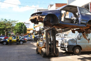 Carros aparentemente fora de uso, enferrujados, com vidros quebrados, pintura gasta e pneus furados foram alvo da operação Sucata, na manhã desta quarta-feira (26), na QE 40 do Guará II.