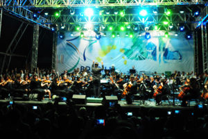 Músicos da Orquestra Sinfônica do Teatro Nacional Claudio Santoro e alunos de projetos musicais da rede pública do DF subiram juntos ao palco da Torre de TV para homenagear os 57 anos de Brasília.