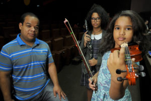 Apresentação será no domingo (23), às 17h30, na Torre de TV. Entre os estudantes estão as irmãs Paloma, de 14 anos, e Pâmela, de 8, que estavam acompanhadas do pai no encontro preparatório de hoje.