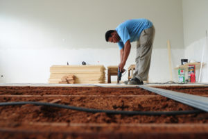 As salas ainda recebem acabamentos gerais, como pintura, instalação de vidros e barras de dança e paisagismo interno