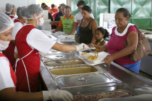 Estrogonofe foi o prato principal na reabertura do Restaurante Comunitário de Brazlândia.