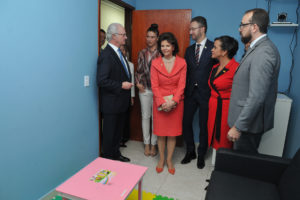 O rei Carlos XVI Gustavo e a rainha Silvia, da Suécia, durante visita ao Centro de Atendimento Integrado 18 de Maio, na 307 Sul.