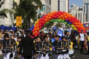 Alunos de escolas públicas e particulares participaram do desfile na Avenida Boulevard.