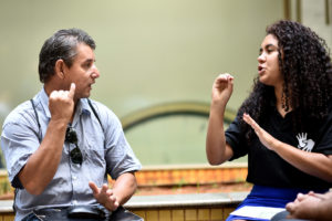 Surdo desde os primeiros dias de vida, Marcos Aurélio Pires contou com o auxílio da jovem Raquel Melo Silva que é servidora da Central de Interpretação de Libras, para recadastrar o cartão que lhe concede gratuidade no transporte público do Distrito Federal.