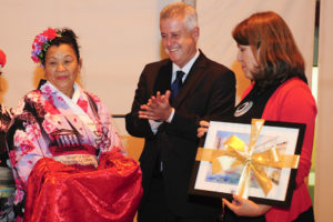 O governador de Brasília, Rodrigo Rollemberg, durante entrega de placa alusiva ao selo de escola associada à Unesco.