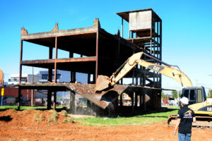 Na manhã desta quinta-feira (4), a edificação conhecida como Batcaverna, começou a ser retirada. Uma força-tarefa do governo de Brasília iniciou a demolição do esqueleto, construído muito próximo a várias casas e edifícios comerciais.