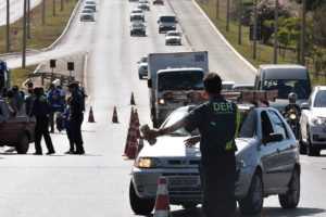 Acompanhados de professores e estudantes da área de saúde de uma faculdade particular do DF, agentes do DER-DF promoveram ação educativa na EPTG em alusão ao Maio Amarelo.