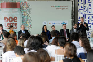 A campanha Doe leite materno — um pouquinho do que você doa é tudo para quem precisa foi lançada nesta terça-feira (16), no Mezanino da Torre de TV. O governador de Brasília, Rodrigo Rollemberg, ao lado da esposa e colaboradora do governo, Márcia Rollemberg, participaram da cerimônia.