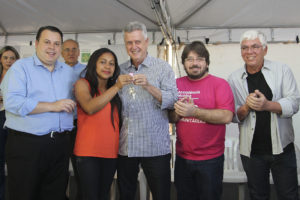 O deputado distrital Julio César (PRB); a auxiliar de serviços gerais, Irene Ferreira Veloso, recebendo as chaves das mãos do governador Rollemberg; o secretário de Gestão do Território e Habitação, Thiago de Andrade; e o diretor-presidente da Codhab, Gilson Paranhos.