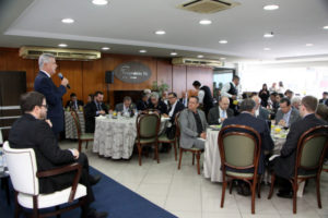 O governador de Brasília, Rodrigo Rollemberg, fala durante o Debate Brasil Competitivo, ocorrido em Porto Alegre, nesta segunda-feira (8).