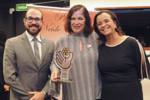 A colaboradora do governo de Brasília Márcia Rollemberg e o secretário de Políticas para Crianças, Adolescentes e Juventude, Aurélio de Paula Araújo, receberam a homenagem.