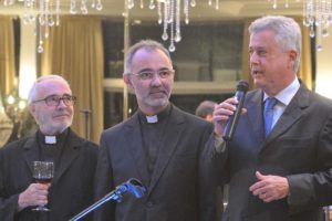 Presente no jantar beneficente, o governador Rollemberg parabenizou os seminaristas do Seminário Missionário Arquidiocesano Redemptoris Mater de Brasília.