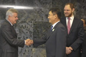 O governador Rollemberg cumprimenta o presidente do grupo DSD Construction, Kim Eon Sik.