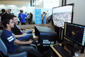 Já nas primeiras horas após a abertura, no fim da manhã, o empreendedor Marcos Vinícius Andrade, de 23 anos, aproveitou para testar um simulador de helicóptero.