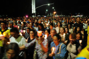 A noite terminou com uma hora e meia de missa, celebrada pelo arcebispo de Brasília, Dom Sergio Rocha, e uma procissão em volta do gramado, com velas.