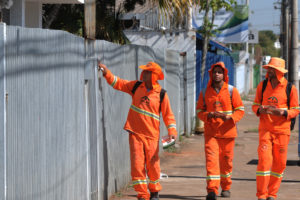 Equipes do SLU fazem trabalho de divulgação do cronograma da coleta seletiva no SIA.