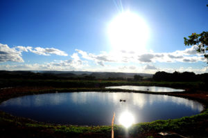 Dezoito reservatórios com 1,5 metro de profundidade e revestidos com lona foram entregues nesta sexta-feira (23) a 15 chácaras do núcleo rural Santos Dumont, em Planaltina.