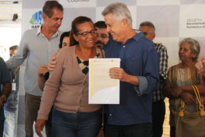 Neusa de Souza, de 51 anos, mora há uma década no Trecho 1 do Sol Nascente. Na manhã desta sexta-feira (16), ela recebeu a escritura das mãos do governador Rodrigo Rollemberg.