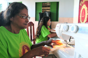 Alzira Bueno Alves é uma das participantes que aprendeu o ofício por meio do projeto, que usa recursos do Fundo de Apoio à Cultura