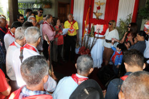 Fiéis da Folia da Roça se concentraram em uma espécie de altar onde foram desejadas graças e rezas pelos devotos.