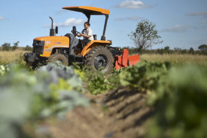 A produtora rural Dorvalina Soares, de 58 anos, utilizou créditos do Fundo de Desenvolvimento Rural para adquirir um trator.