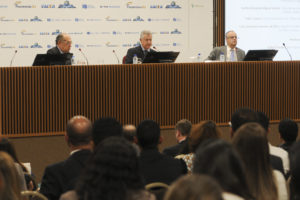 O presidente do Tribunal Superior Eleitoral (TSE) e ministro do Supremo Tribunal Federal (STF), Gilmar Mendes; o governador de Brasília, Rodrigo Rollemberg; e o deputado e advogado português, Vitalino Canas.