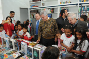 A população do Riacho Fundo II recebeu nesta segunda-feira (26) uma nova biblioteca pública, com capacidade para atender até 15 pessoas ao mesmo tempo e cem por dia. O governador de Brasília, Rodrigo Rollemberg, esteve na região nesta manhã para participar da cerimônia de inauguração.