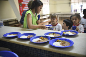 Desde março, alunos da rede pública têm novos itens no cardápio da merenda que agregam valor nutricional à refeição