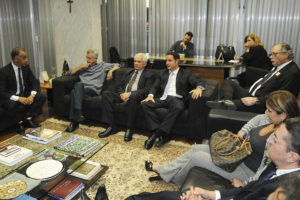 O governador Rollemberg em reunião com representantes do setor de cosméticos nesta quarta-feira (28), no Palácio do Buriti.