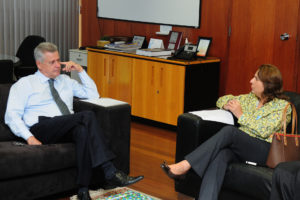 O governador de Brasília recebeu, na manhã desta terça-feira (13), a reitora da Universidade de Brasília, Márcia Abrahão, para debater diversas questões relacionadas aos campi da instituição, em áreas como segurança, mobilidade e iluminação.